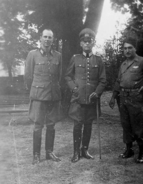 Герд фон Рунштедт с офицерами. 1945 г.