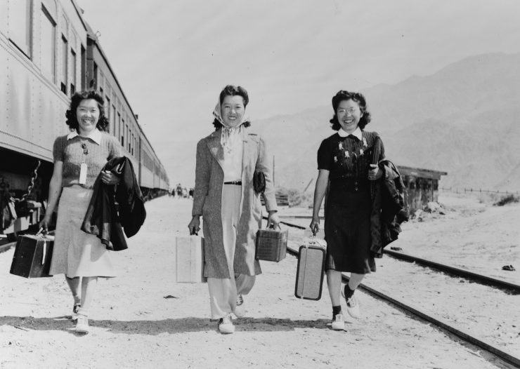 Японки со станции Лон Пайн следуют в лагерь « Манзанар» ( Калифорния). Май 1942 г.