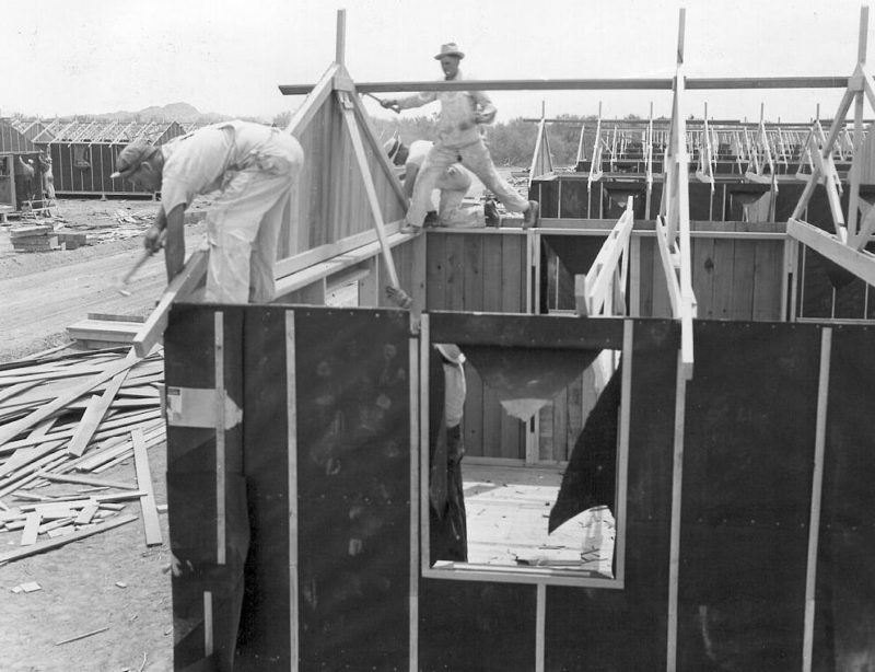 Казармы строятся в лагере «Постон». Май 1942 г.
