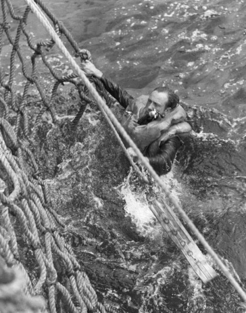 Подъем немецкого моряка с потопленной подлодки «U-175» на борт корабля береговой охраны США «Дуэйн» Апрель 1943 г.