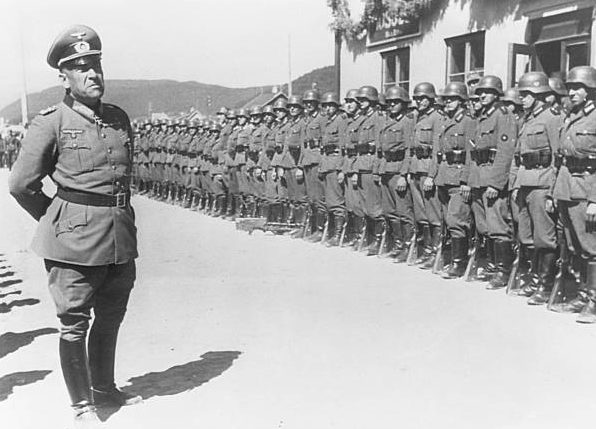 Николаус Фалькенхорст перед строем немецких солдат. 1943 г.