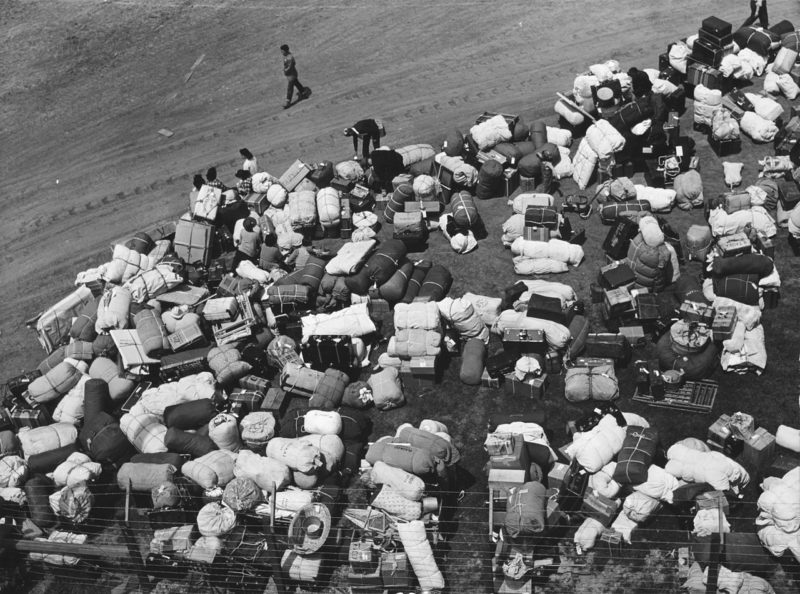 Багаж японцев в сборном пункте, расположенном на ипподроме. Май 1942 г.