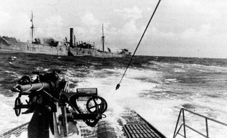 Подлодка «U-123» отходит от тонущего транспорта, пораженного огнем палубного 105-мм орудия лодки. Январь 1941 г.