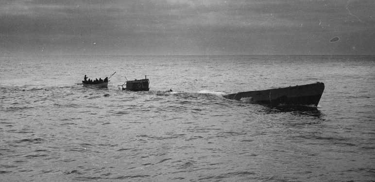 Спасательная шлюпка, спущенная с корабля береговой охраны США «Спенсер» снимает остававшихся членов экипажа подлодки «U-175». Апрель 1943 г. 