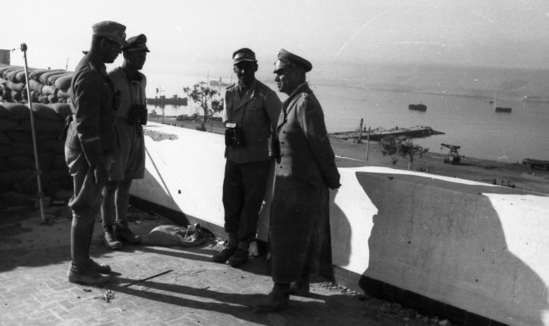 Эрвин Роммель и Фриц Байерляйн с солдатами. Тобрук. 1942 г.