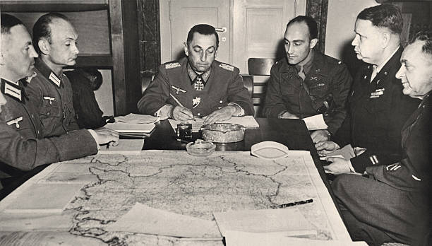 Германн Ферч подписывает капитуляцию своих войск. 1945 г.