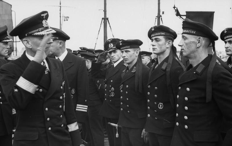 Фридрих Руге приветствует моряков Кригсмарине. 1941 г. 
