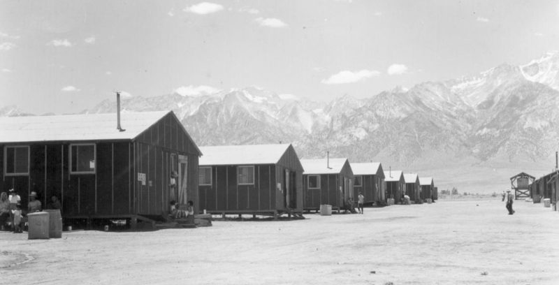 Бараки лагеря «Мансанар» среди пустыни. 2 июля 1942 г.