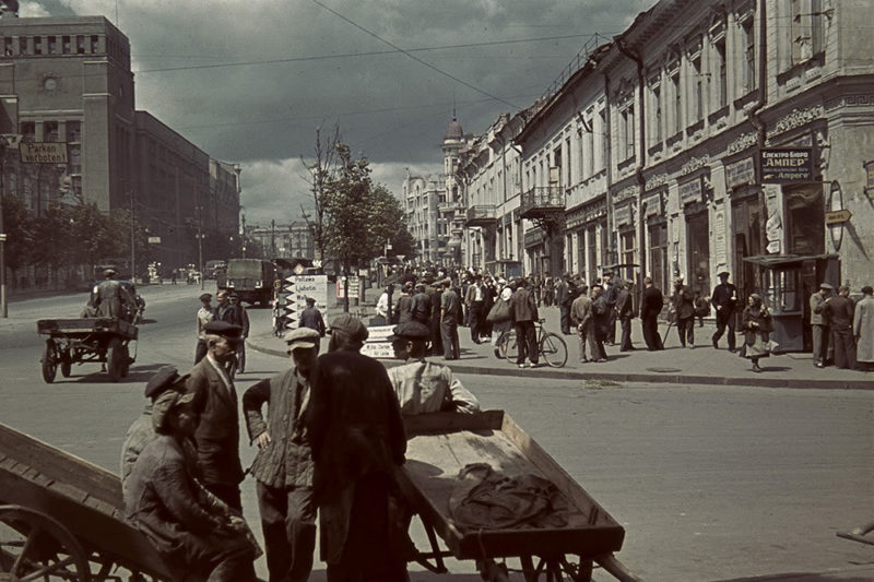 Площадь Тевелева, ныне - Конституции. Лето 1942 г.
