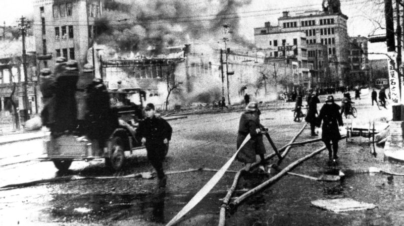 Ликвидация пожаров после налета американцев. 4 марта 1945 г.