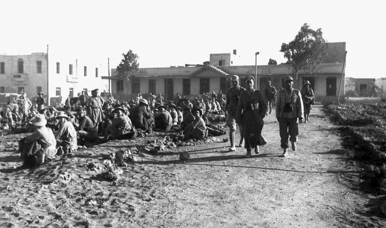 Эрвин Роммель возле британских военнопленных. Тобрук. 1942 г.