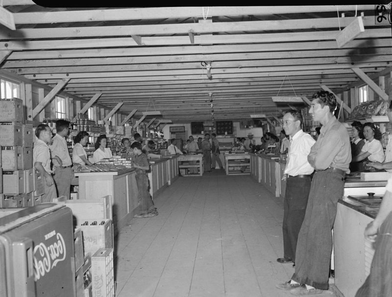 Магазин в день открытия. Лагерь «Tule Lake» (Калифорния). Июль 1942 г.