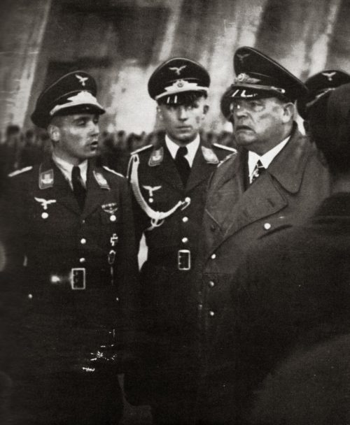 Хуго Шперле среди офицеров во Франции. 1940 г.