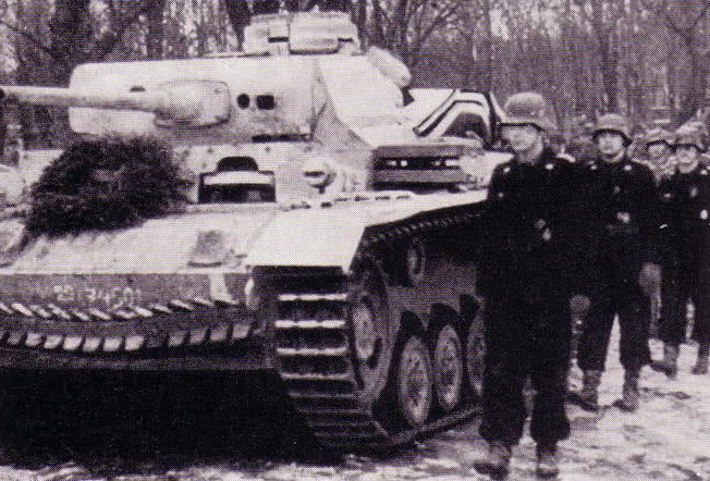 Гроб с телом Адельберта Шульца перевозят на танке. Шепетовка. 1944 г.