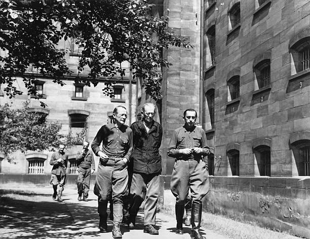 Германн Ферч на прогулке в тюремном дворе. 1947 г.