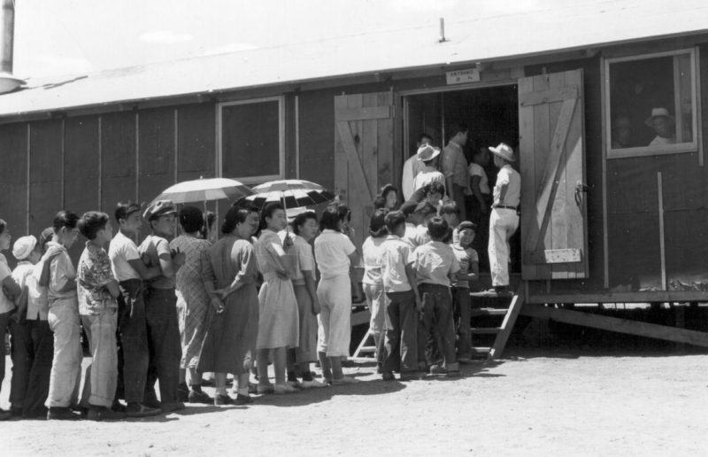 Ожидание обеда в полдень за пределами столовой. Лагерь «Манзанар» (Калифорния). Июль 1942 г.