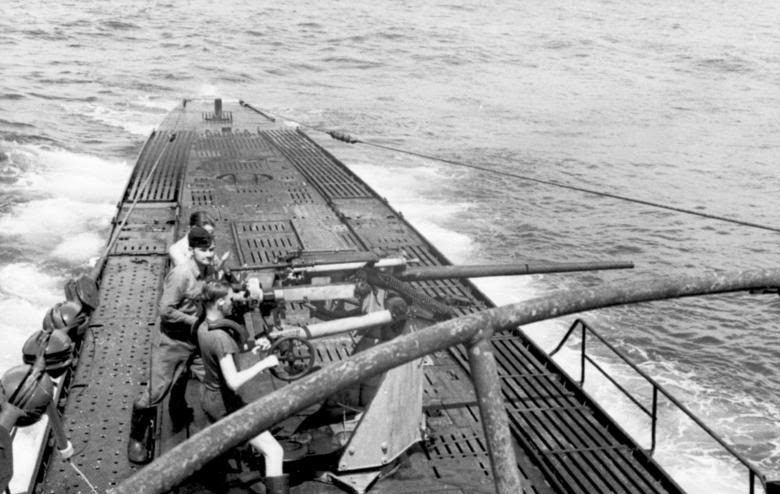 Тренировка расчета орудия подлодки «U-100». Апрель 1941 г. 
