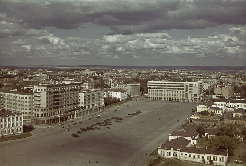 Немецкие автомобили возле гостиницы «Харьков» на площади Дзержинского (ныне Свободы), в 1942 году - площадь Немецкой армии, в 1943 году - площадь Лейбштандарта СС. Лето 1942 г.
