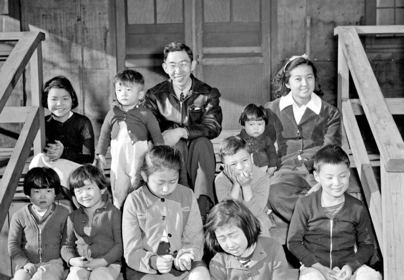 Постановочная «радость» семьи для пропаганды. Лагерь «Tule Lake» (Калифорния). Июль 1942 г.