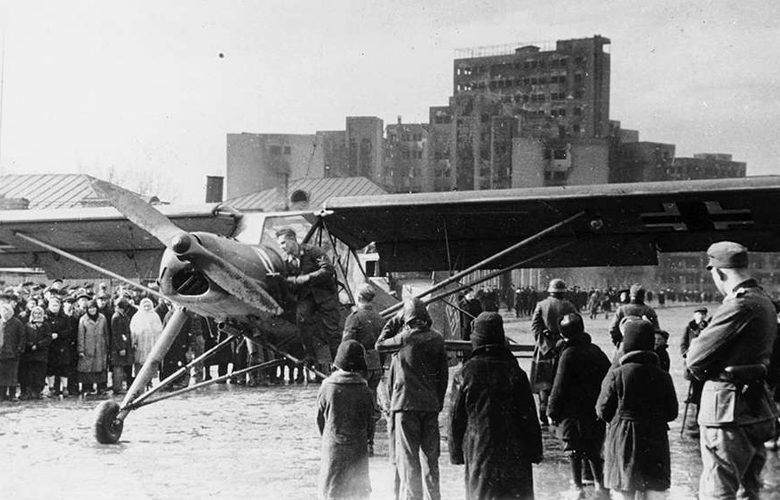 Самолет на площади Дзержинского. Лето 1942 г. 