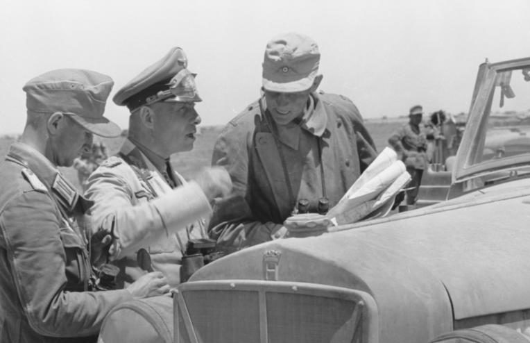 Эрвин Роммель с офицерами. Северная Африка. 1942 г.