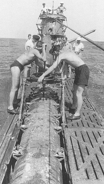 Моряки подлодки «U-564» во время ремонта. Июнь 1943 г.