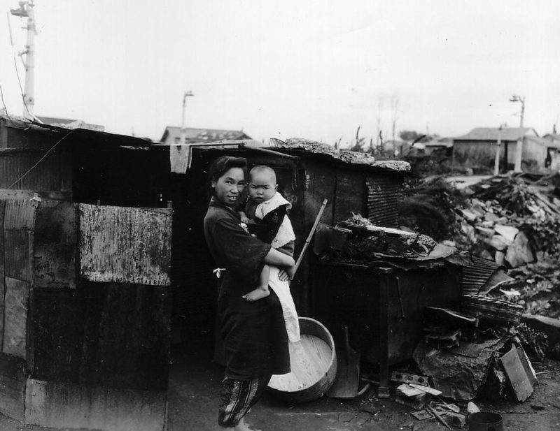 Женщина с ребенком у разбитого дома. 10 марта 1945 г.