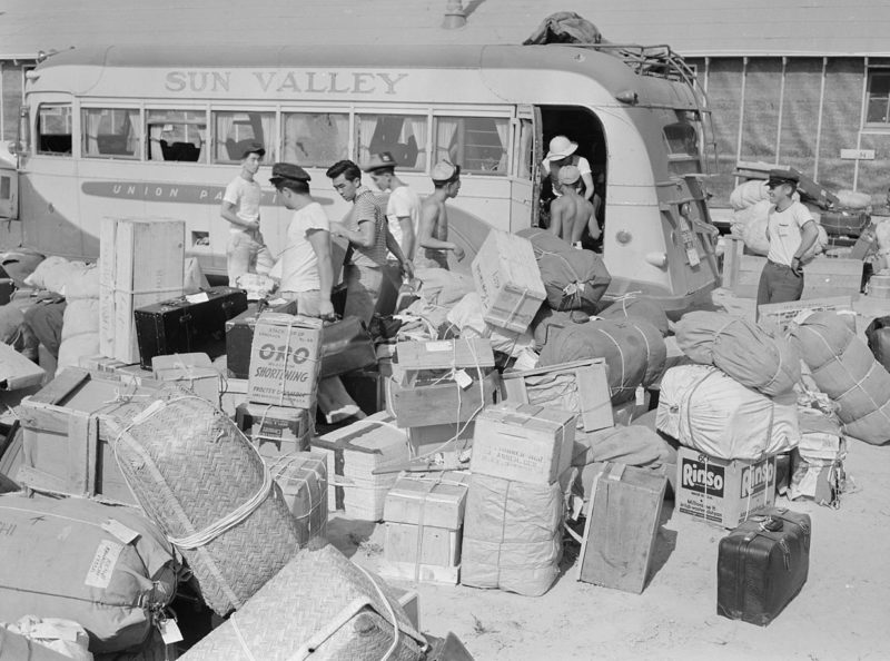 Багаж, интернированных сортируется перед направлением владельцам в бараки. Август 1942 г.