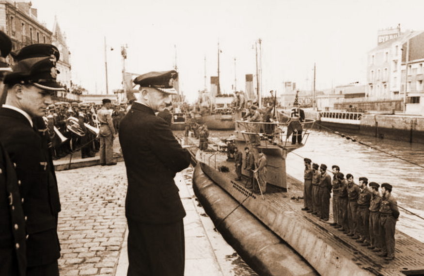 Командующий подводными силами Карл Дёниц встречает подлодку «U-94». Сент-Назер. Июнь 1941 г.