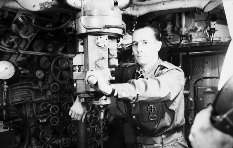 Капитан подлодки «U-94» Герберт Куппиш у перископа. Июнь 1941 г. 