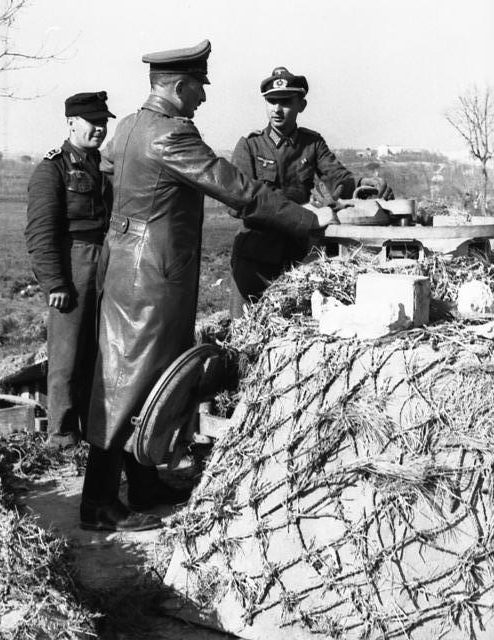 Генрих Фитингхоф осматривает укрепления. 1944 г.