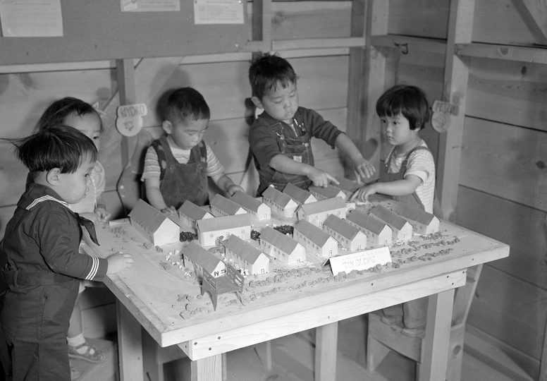 Постановочное фото. Дети в детском саду лагеря «Tule Lake». Сентябрь 1942 г.