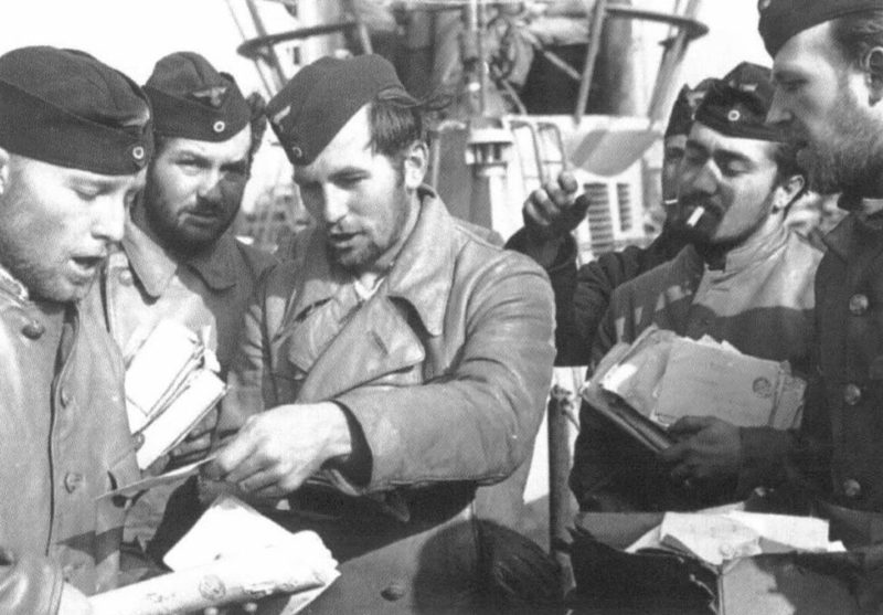 Моряки подлодки «U-38» получают письма. Лорьян. Июнь 1941 г.