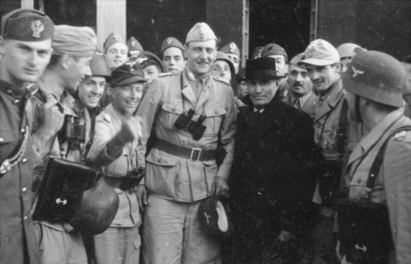Отто Скорцени и Бенито Муссолини среди немецких десантников. Гран-Сассо. 1943 г.