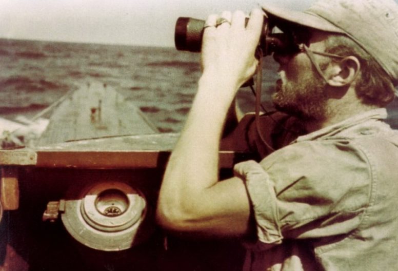 Командир «U-177» Роберт Гизе на мостике лодки в южной Атлантике. Июль 1943 г.