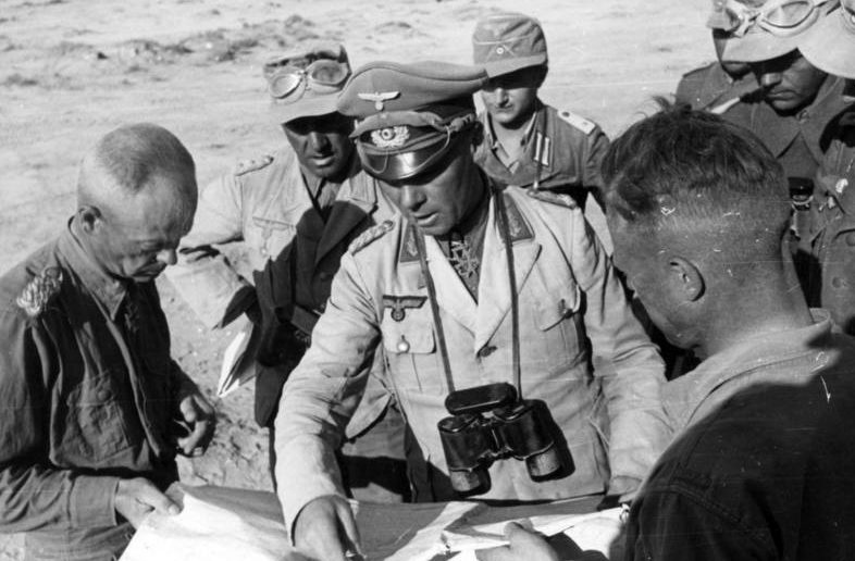 Эрвин Роммель с офицерами в Северной Африке. 1942 г. 