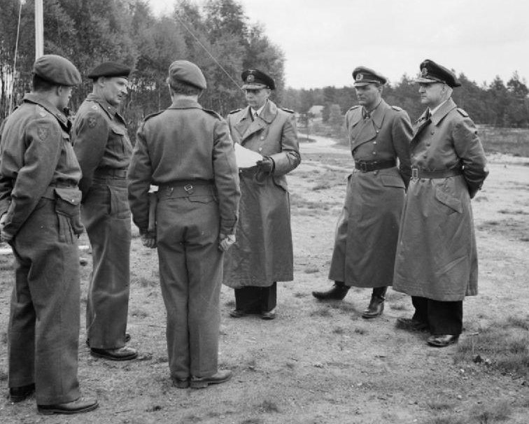 Ганс Фридебург в числе делегации по капитуляции. 1945 г.