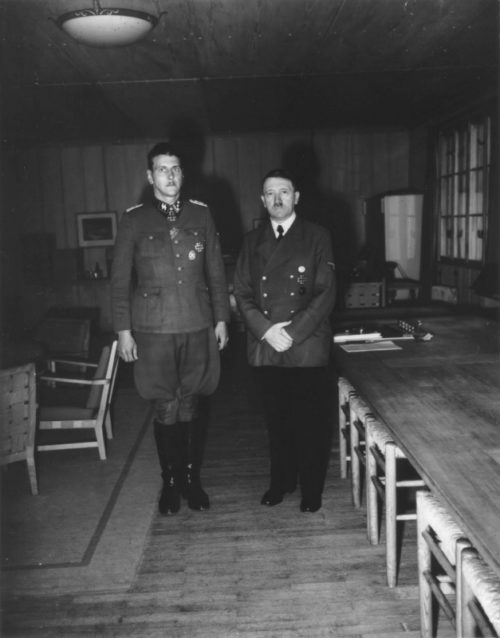 Отто Скорцени и Адольф Гитлер после награждения Рыцарским Крестом в «Вольфшанце». 1943 г.
