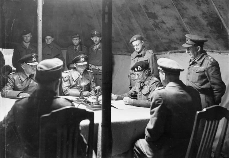 Ганс Фридебург с делегацией ведет переговоры о капитуляции. 1945 г.
