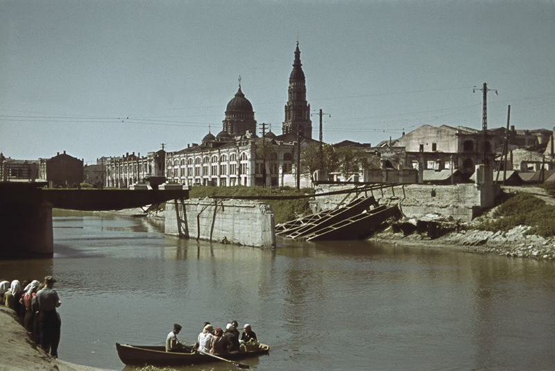Лодочная переправа через р. Лопань у взорванного моста. Лето 1942 г.