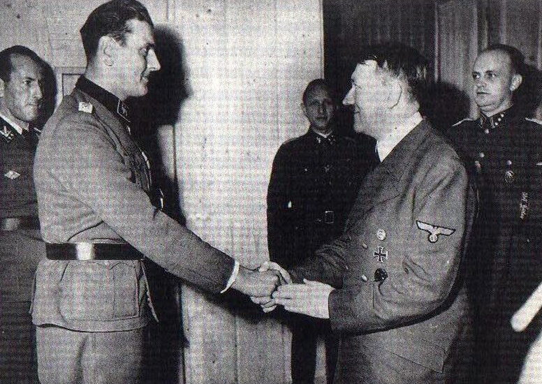 Отто Скорцени и Адольф Гитлер. 1943 г.
