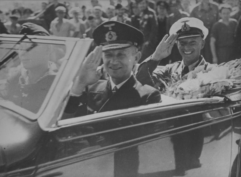 Вице-адмирал Карл Дёниц и командир подлодки «U-107» на улице французского Лорьяна. Июль 1941 г.
