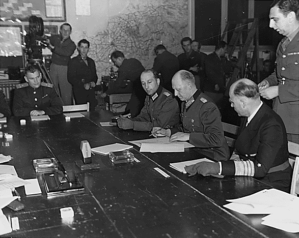 Ганс Фридебург подписывает капитуляцию немецких войск. 1945 г.