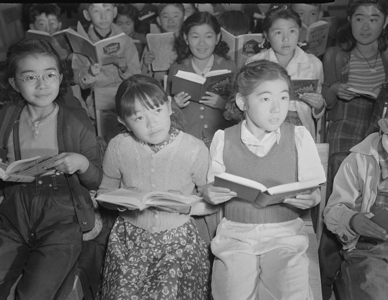 Постановочное фото. Занятия в школе. Лагерь «Tule Lake» (Калифорния). Ноябрь 1942 г.