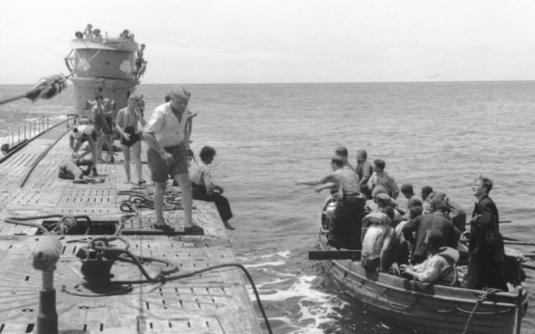 Подлодки «U-107» спасает экипаж затонувшей лодки. Август 1944 г.