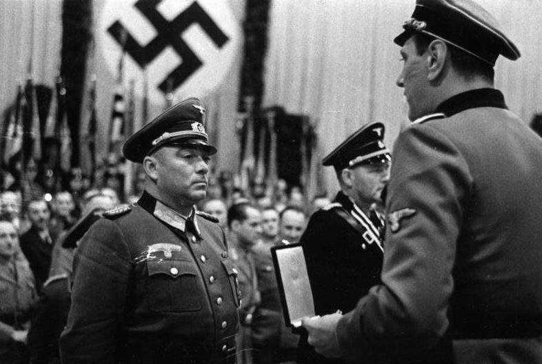 Отто Скорцени получает Рыцарский крест из рук Гельмута Кернера. 1943 г.
