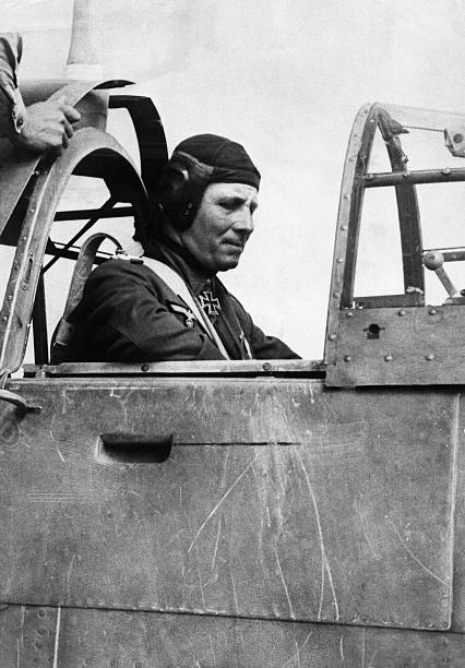Эрвин Роммель в кабине самолета. 1942 г. 