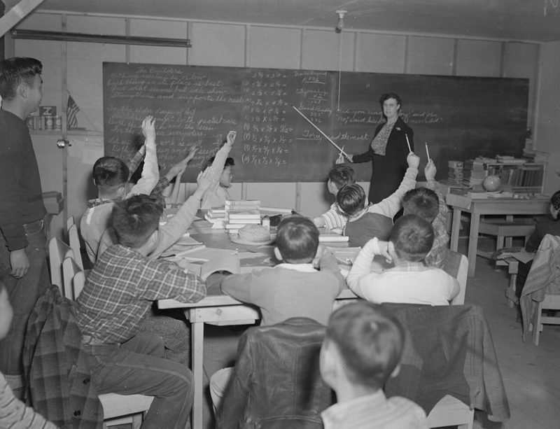 Постановочное фото. Занятия в школе. Лагерь «Tule Lake» (Калифорния). Ноябрь 1942 г.