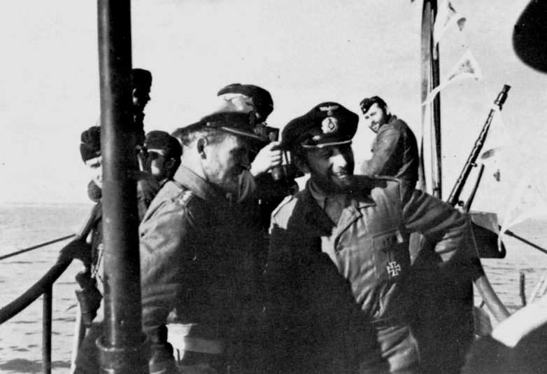 Командир подлодки «U-552» Эрих Топп (слева) на мостике. Октябрь 1941 г.