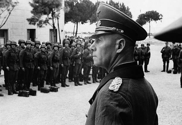 Эрвин Роммель инспектирует войска на Лигурийском побережье. 1943 г.